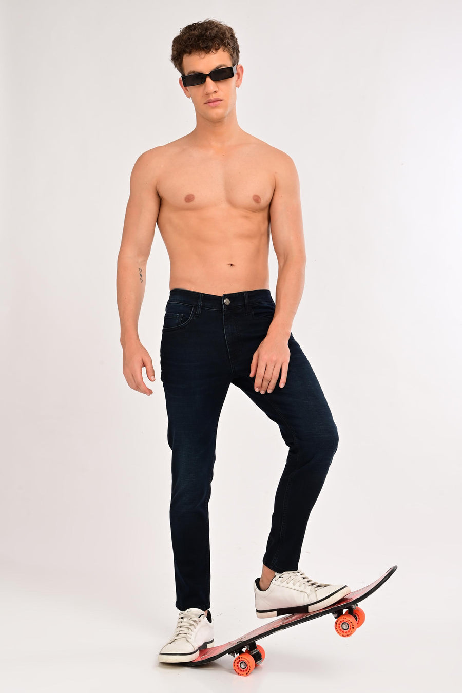 ivyn-arden-midnight-indigo-wash-jeans-skateboard-look