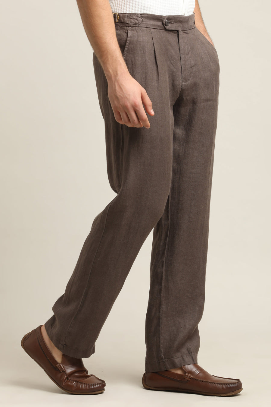 IVYN Pure Linen Pleated Trouser detail view in Chocolate Brown