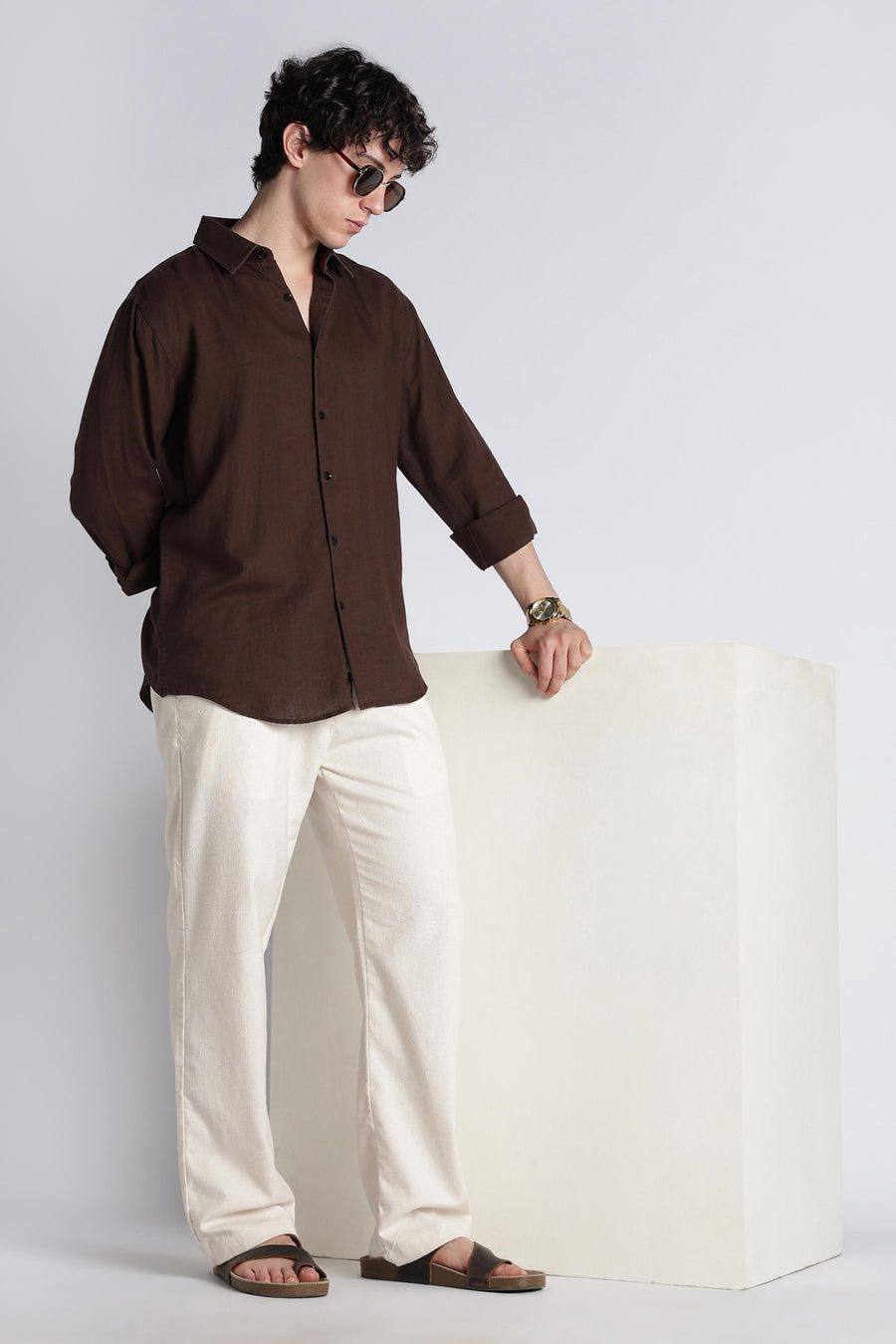 Men’s ecru linen-blend trousers in a full-length standing look